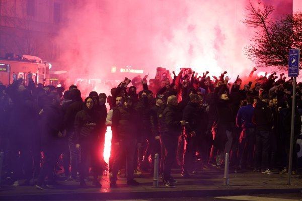 Bad Blue Boys ispred hotela pale bakle i navijaju dok traje skupština Dinama