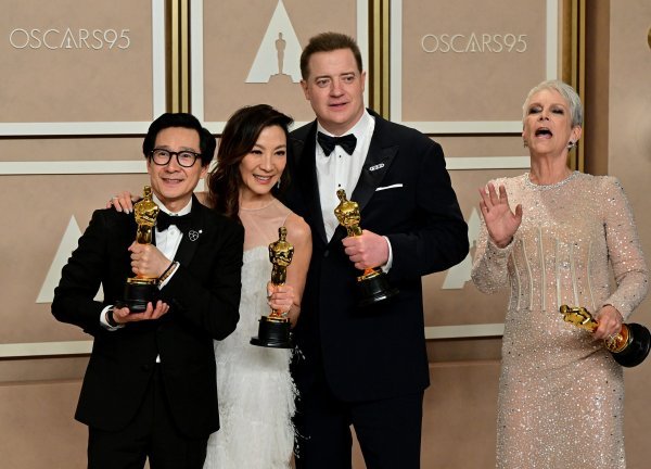 Ke Huy Quan, Michelle Yeoh, Brendan Fraser i Jamie Lee Curtis