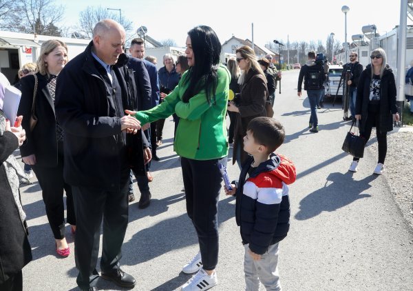 Ministar Bačić obišao kontejnersko naselje u Petrinji