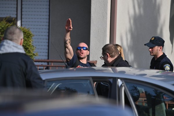 Policijski istražitelji odvode Juraja Mesića iz njegove kuće