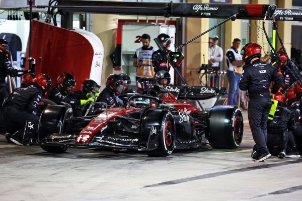 Valtteri Bottas u svom bolidu Formule 1 na Velikoj nagradi Bahreina 2023.