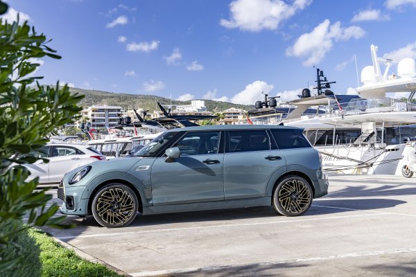 Mini Cooper S Clubman Untold Edition u zelenoj Sage Green boji