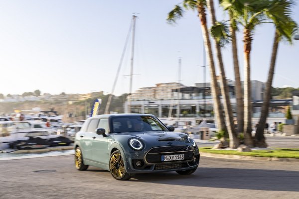 Mini Cooper S Clubman Untold Edition u zelenoj Sage Green boji