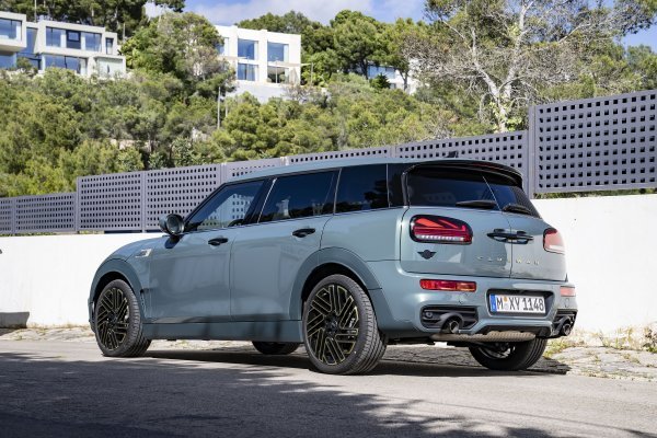 Mini Cooper S Clubman Untold Edition u zelenoj Sage Green boji