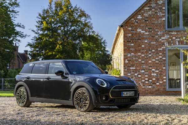 Mini Cooper S Clubman Untold Edition u crnoj Midnight Black boji