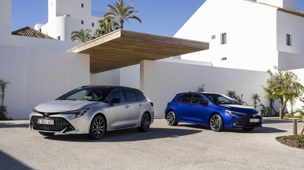Toyota Corolla Touring Sports (lijevo) i hatchback 