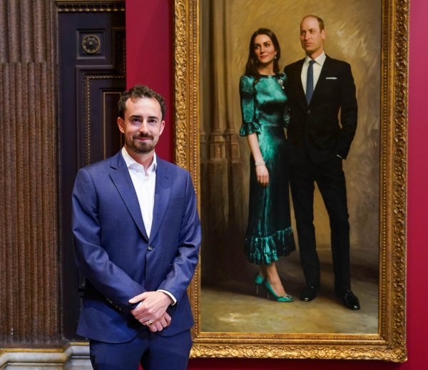 Slikar Jamie Coreth ispred kraljevskog portreta Kate Middleton i princa Williama
