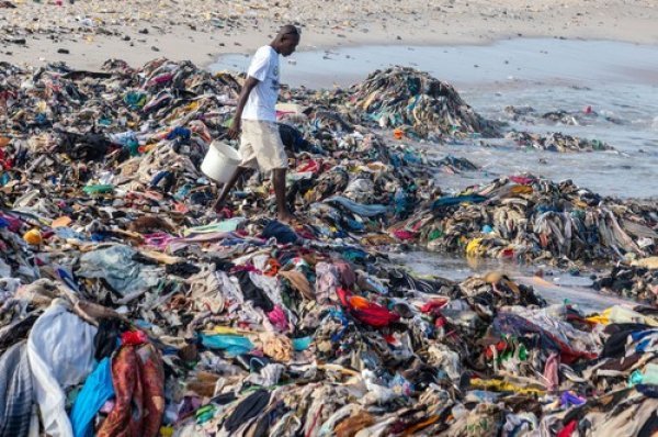 Zagađenje tekstilnim otpadom na obalama Gane, Akra