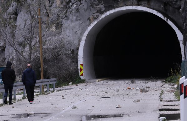 Odron u Omišu: Kamenje palo na automobil, vozač ozlijeđen