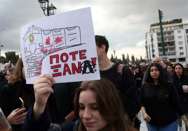 Deseci tisuće Grka na ulicama zbog željezničke nesreće