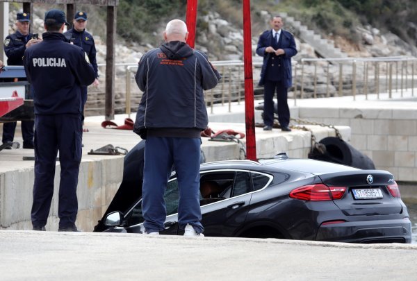 Iz mora izvučen automobil nakon tragedije u trajektnoj luci Prapratno