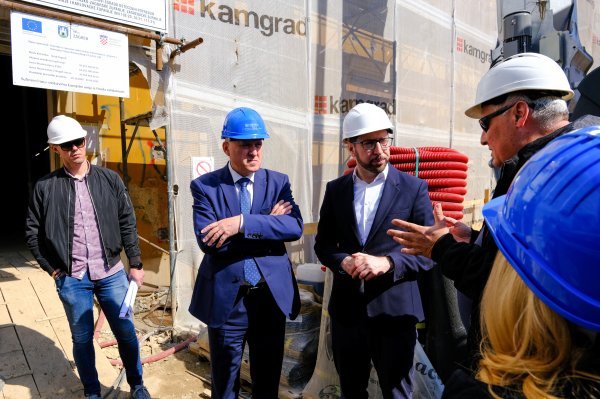 Tomašević, Bačić, Fuchs u obilasku radova na gimnaziji Tituša Brezovačkog