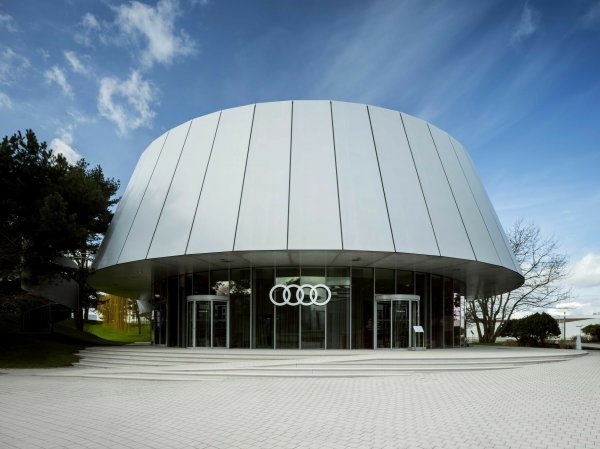 Iza bezvremenske vanjske arhitekture, Audi čini četiri vrijednosti marke: digitalizacije, dizajna, performansi i održivosti opipljivim za posjetitelje