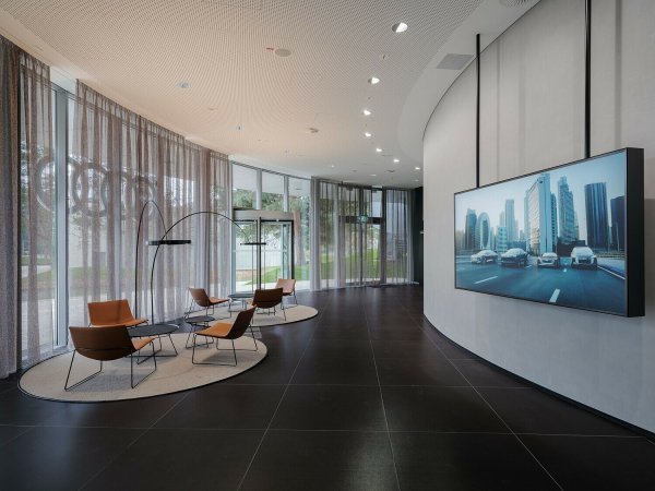 U ulaznom prostoru Audi House of Progress Wolfsburg posjetitelje dočekuje moderan, minimalistički dizajn i prvi digitalni elementi