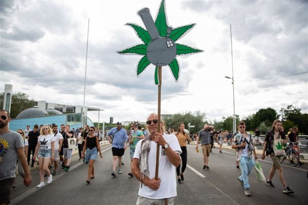 Aktivisti za legalizaciju marihuane na godišnjoj Paradi konoplje (Hanfparade) 13. kolovoza 2022. u Berlinu