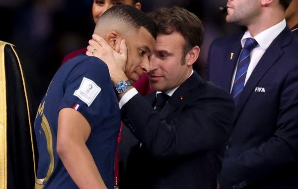 Macron u Katru, prilikom dodjele medalja francuskim nogometašima, nosi isti sat