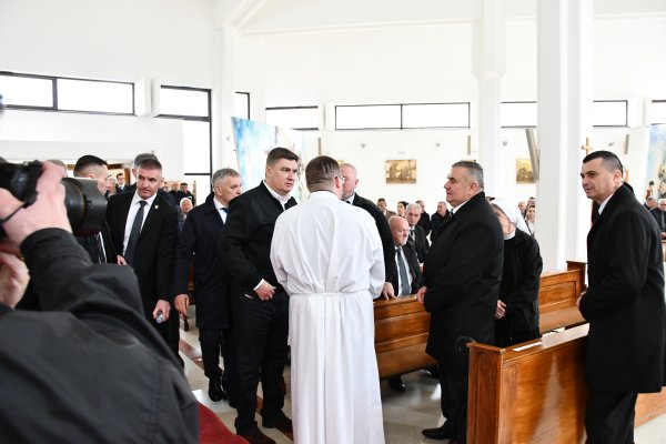 Predsjednik Zoran Milanović prisustvovao svetoj misi u Crkvi svetog Jurja u Derventi