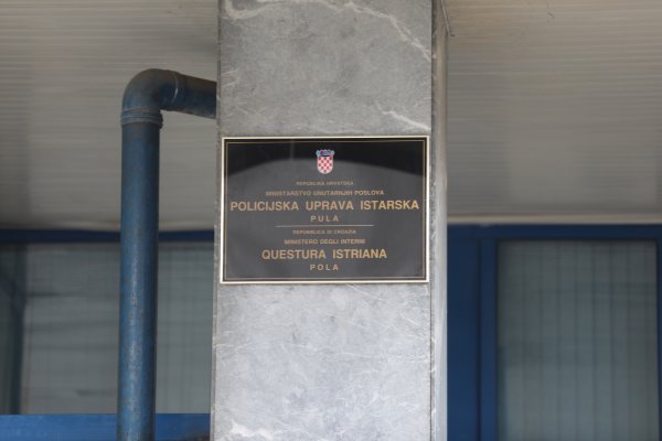 Pula: Očevidom utvrđeno da je požar kod zgrade policije podmetnut