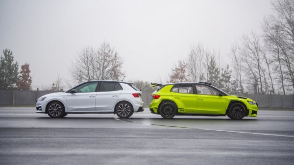 Škoda Fabia RS Rally2 u usporedbi sa serijskom Fabijom (lijevo)