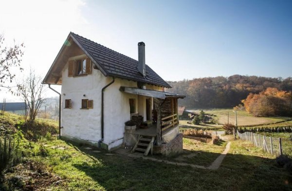 Arhitekt Kristijan Vonić u Kašini je prije nekoliko godina sagradio kuću od slame u kojoj živi s obitelji  