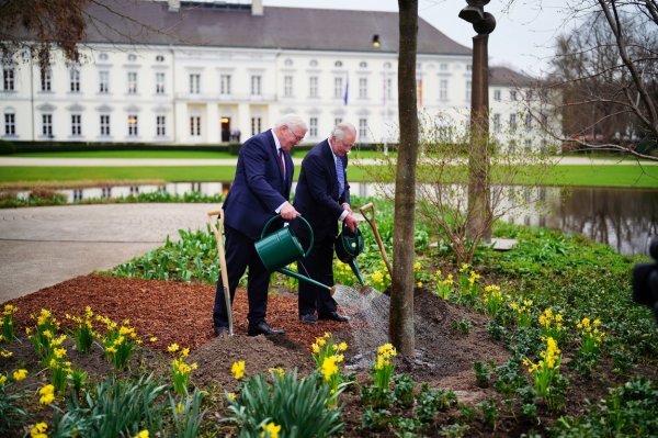 Njemački predsjednik i kralj Charles III posadili stablo u čast kraljici Elizabeti II