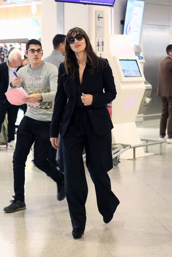 Monica Bellucci na aerodromu u Ateni