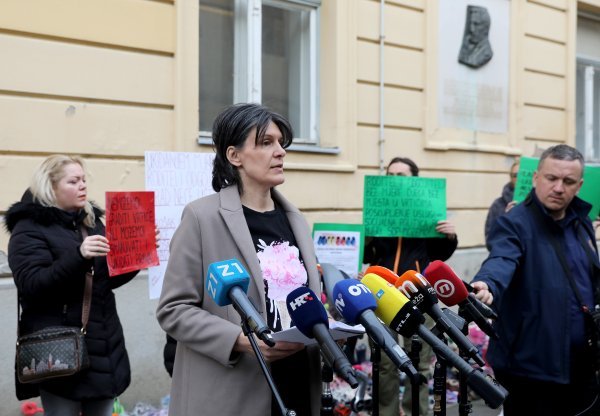 Performans roditelja odgojitelja s cipelicama o vrtićima