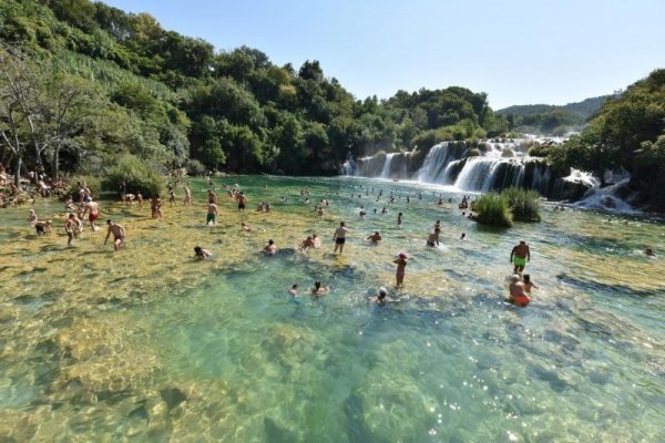 Dok čekaju na ulazak na Skradinski buk, posjetitelji će se usmjeravati u druge dijelove NP Krka