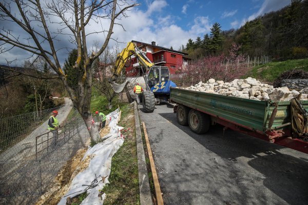 Ministar Bačić obišao gradilište na sanaciji klizišta u Krapini