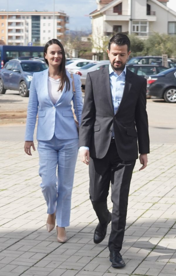 Jakov Milatović sa suprugom na biralištu