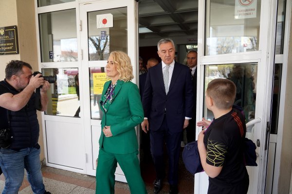 Milo Đukanović  sa suprugom na biralištu