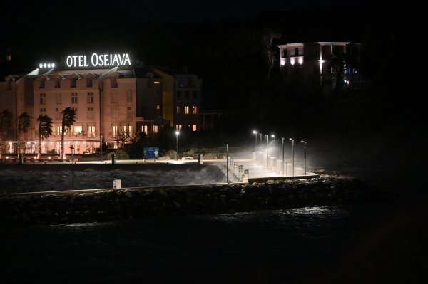 Orkanska bura zahvatila područje Makarske