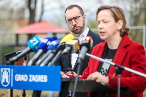 Tomislav Tomašević i Danijela Dolenec polažu kamen temeljac za vrtić