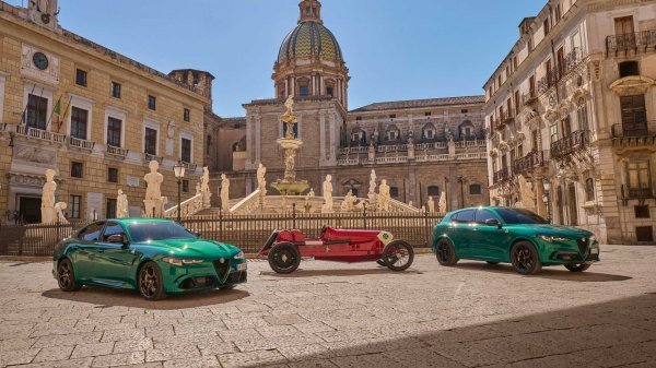 Alfa Romeo Giulia 'Quadrifoglio 100th Anniversario', RL TF iz 1923. (u sredini) i Stelvio 'Quadrifoglio 100th Anniversario' (desno)