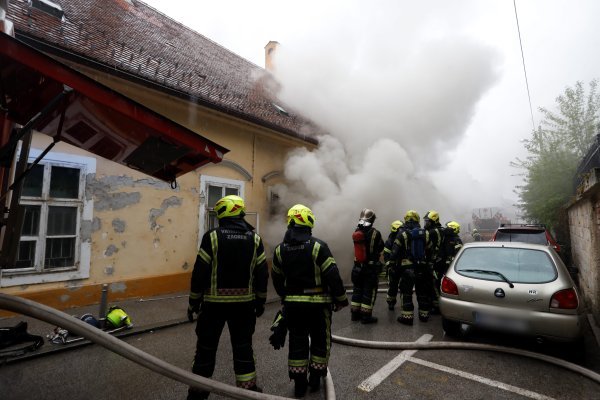 Vatrogasci gase požar koji je izbio na objektu u Radićevoj ulici u Zagrebu