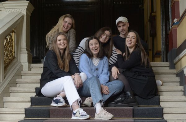 Organizatori FRKA-e su studenti druge godine prijediplomskoga studija Odsjeka produkcije (Josip Gregov, Roza Medvešek, Ema Mikolaci, Lucija Perić, Laura Prpić i Klara Vlahovski)