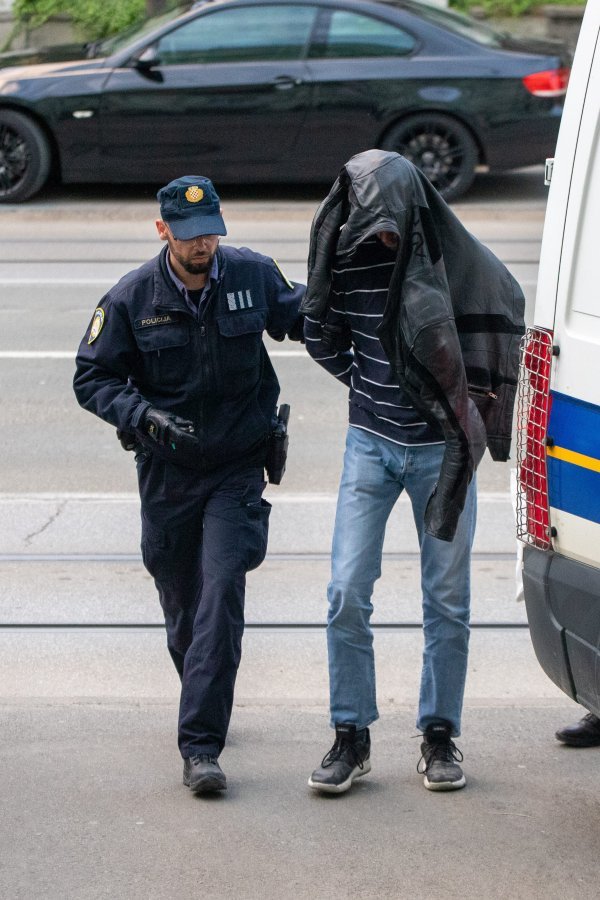 Privođenje osumnjičenog za paljenje automobila sutkinje Vlaste Šimenić - Kovač u Osijeku