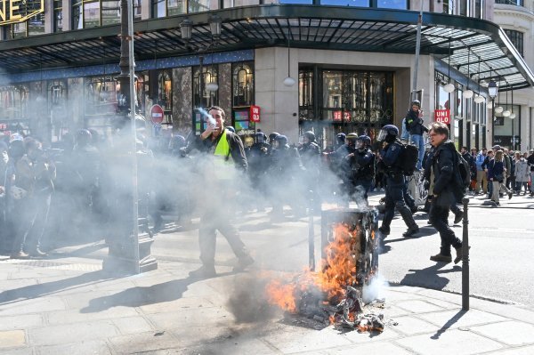 Prosvjedi protiv Macronove mirovinske reforme u Parizu