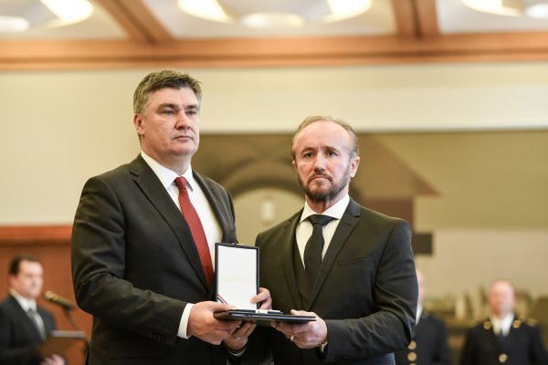Predsjednik Milanović uručio odlikovanje braniteljima Domovinskog rata