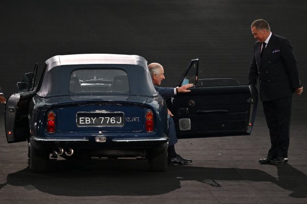 Kralj Charles III u svom Aston Martinu