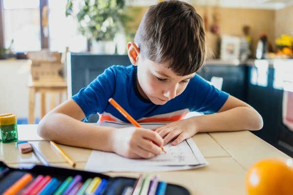 Dijete prije polaska u školu ne treba znati pisati slova, ali poželjno je njihovo prepoznavanje