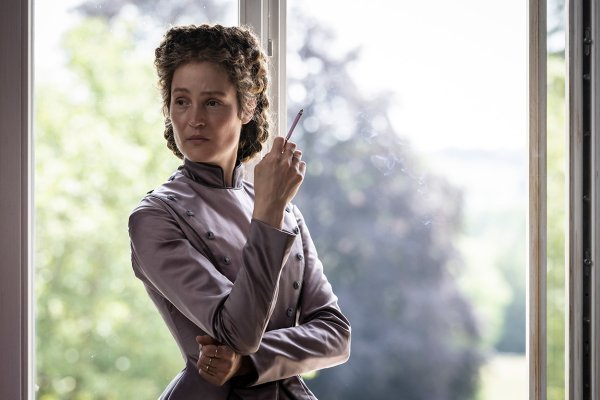 Vicky Krieps u filmu Korzet