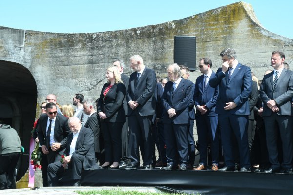 Mesić sjeo zbog problema s kukovima