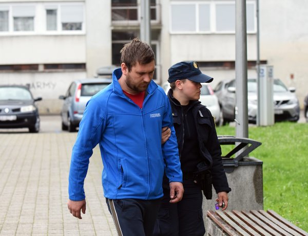 Privođenje muškaraca koji su se potukli na WRC-u