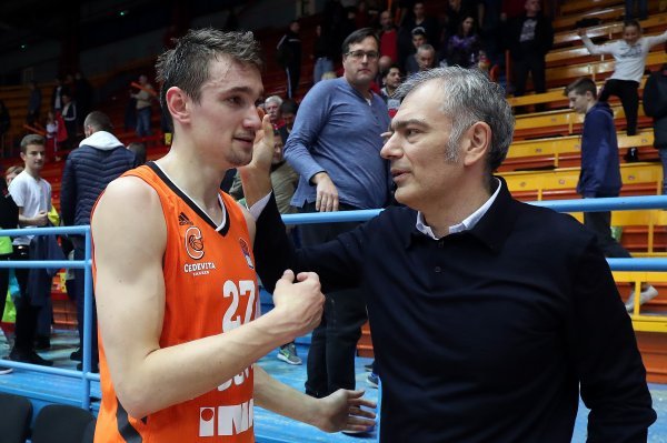 Emil Tedeschi 2018. u razgovoru s tadašnjim igračem Cedevite Ivanom Ramljakom