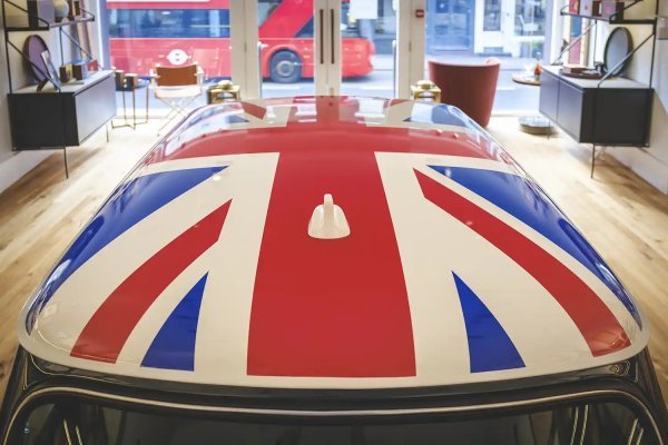 David Brown Automotive i Linley: Mini Remastered