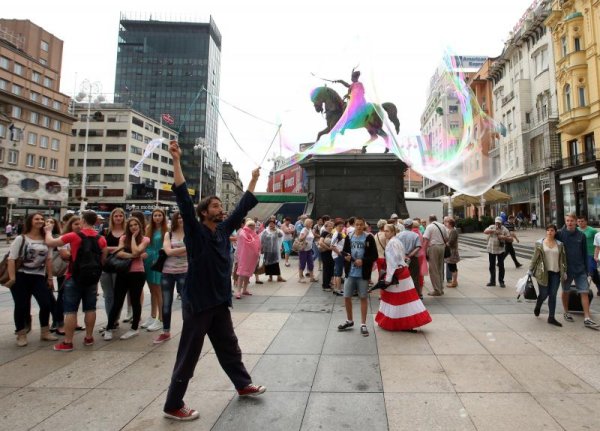  Performans s balonima od sapunice (1)