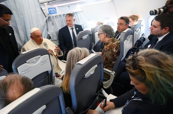 Papa Franjo u avionu na povratku iz Mađarske