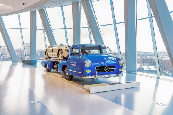 'Plavo čudo': Transporter trkaćih automobila velike brzine Mercedes-Benza iz 1955.