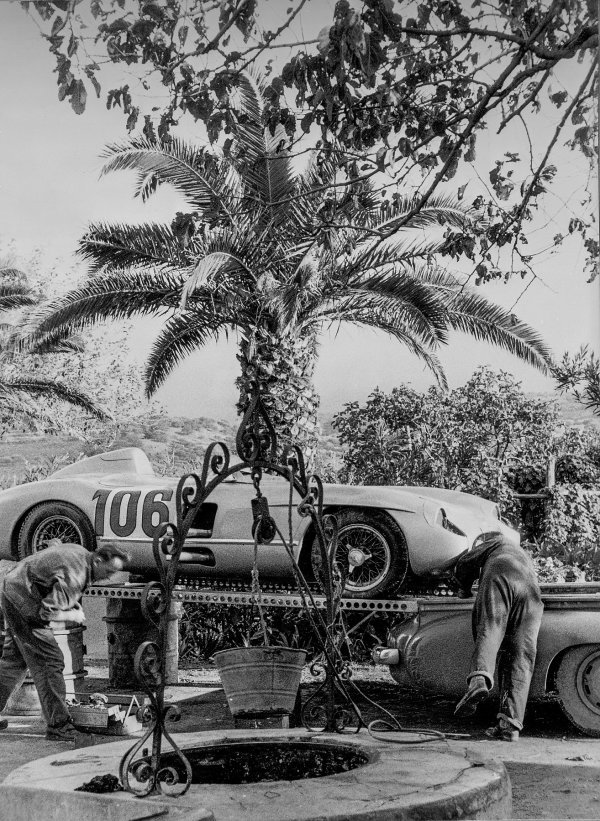 'Plavo čudo': Fotografija snimljena na utrci Targa Florio na Siciliji, 16. listopada 1955. Lagane tračnice utovarne rampe korištene kao improvizirana radionička rampa za rad na sportskom trkaćem Mercedes-Benzu 300 SLR